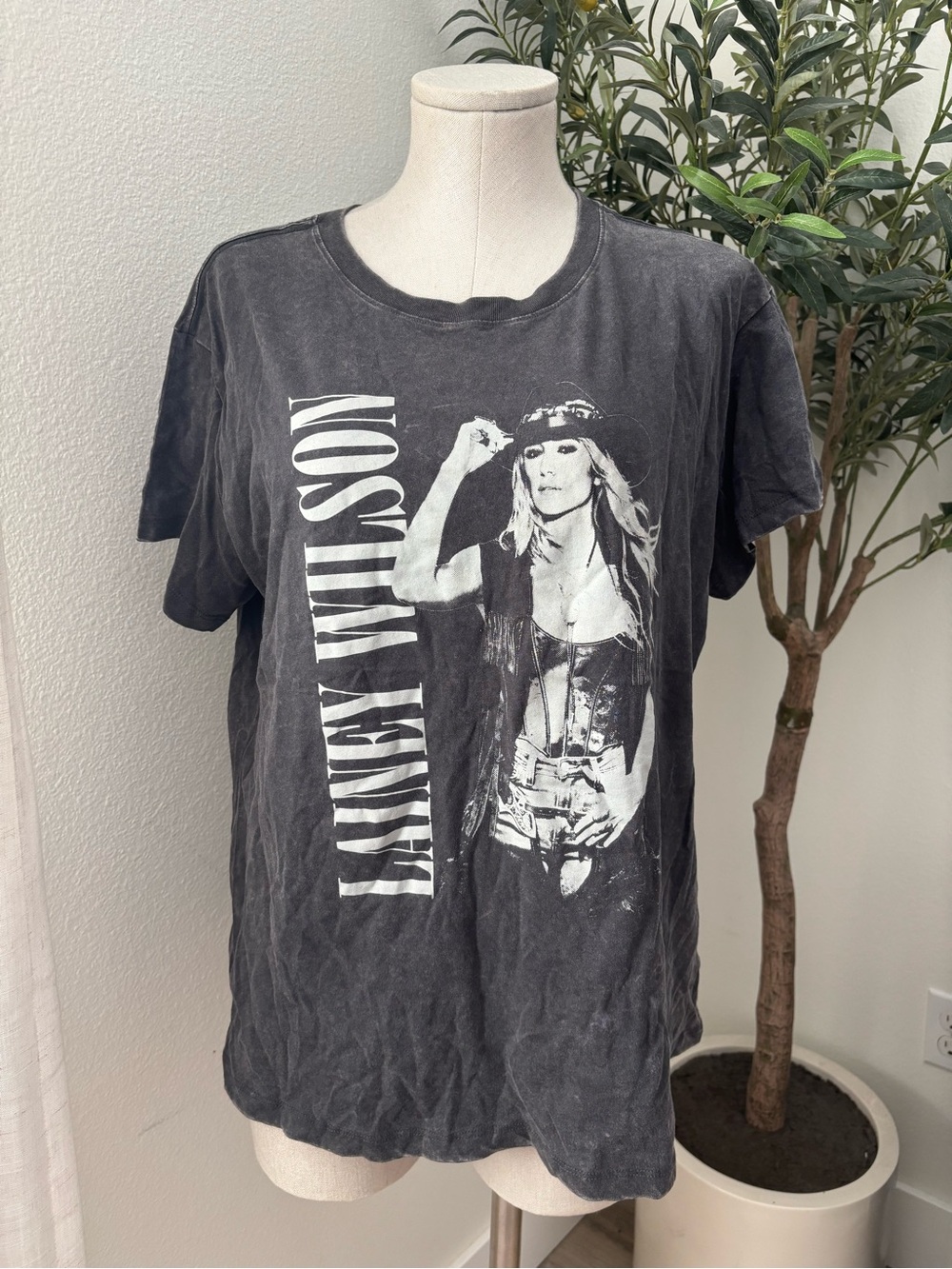 Nwt Lainey Wilson Graphic Women's Tee